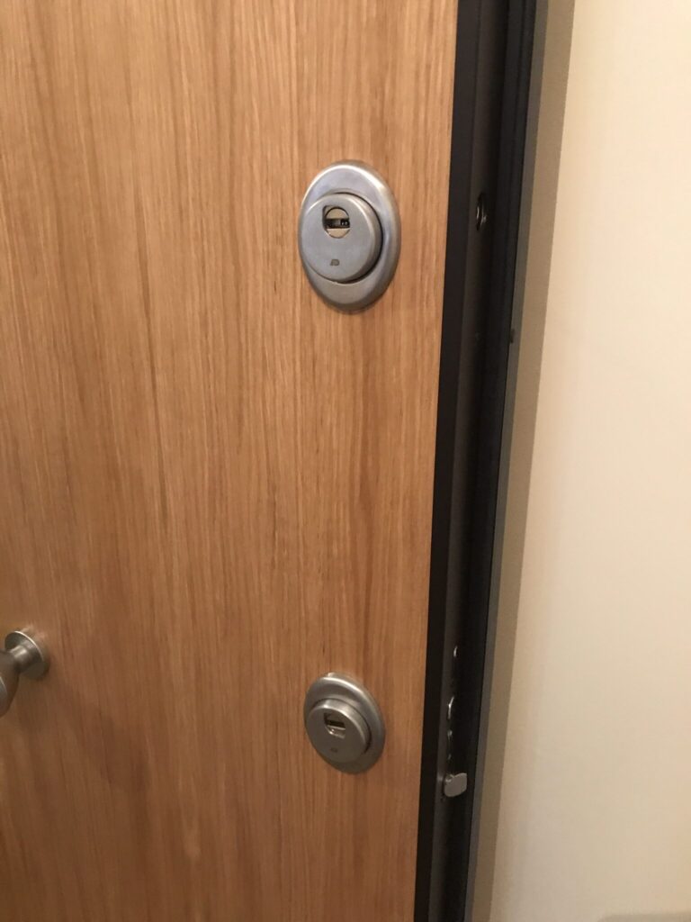 la seguridad de una puerta importancia de los cerrojos